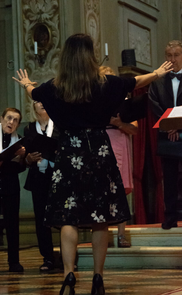 Chiara mentre dirige a San Giovanni in Persiceto