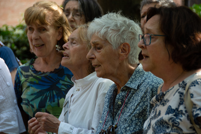 Alcuni contralti durante un flash mob ai giardini Margherita